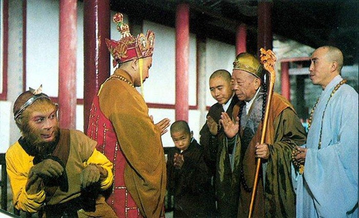 Uông Việt trong tập phim "Họa khởi Quan Âm viện" bên cạnh nhân vật Kim Trì trưởng lão (nghệ sĩ Trình Chi thể hiện).